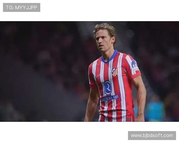 当选马竞队内8月最佳球员，马科斯-略伦特领取奖杯